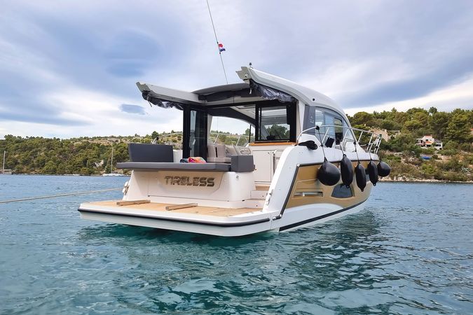 Sealine C390 | Tireless