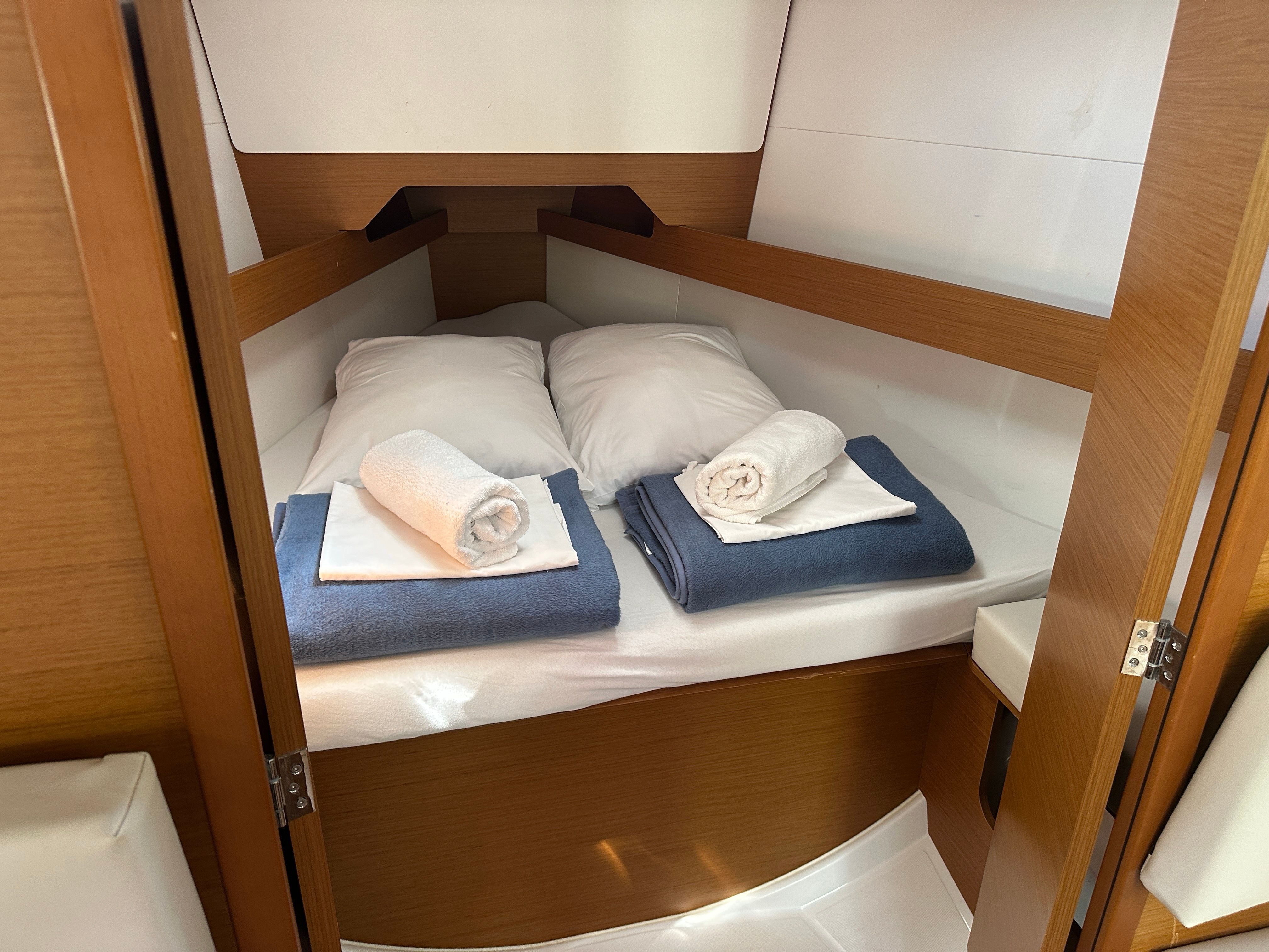 Jeanneau Sun Odyssey 349 | Bravo Kiss