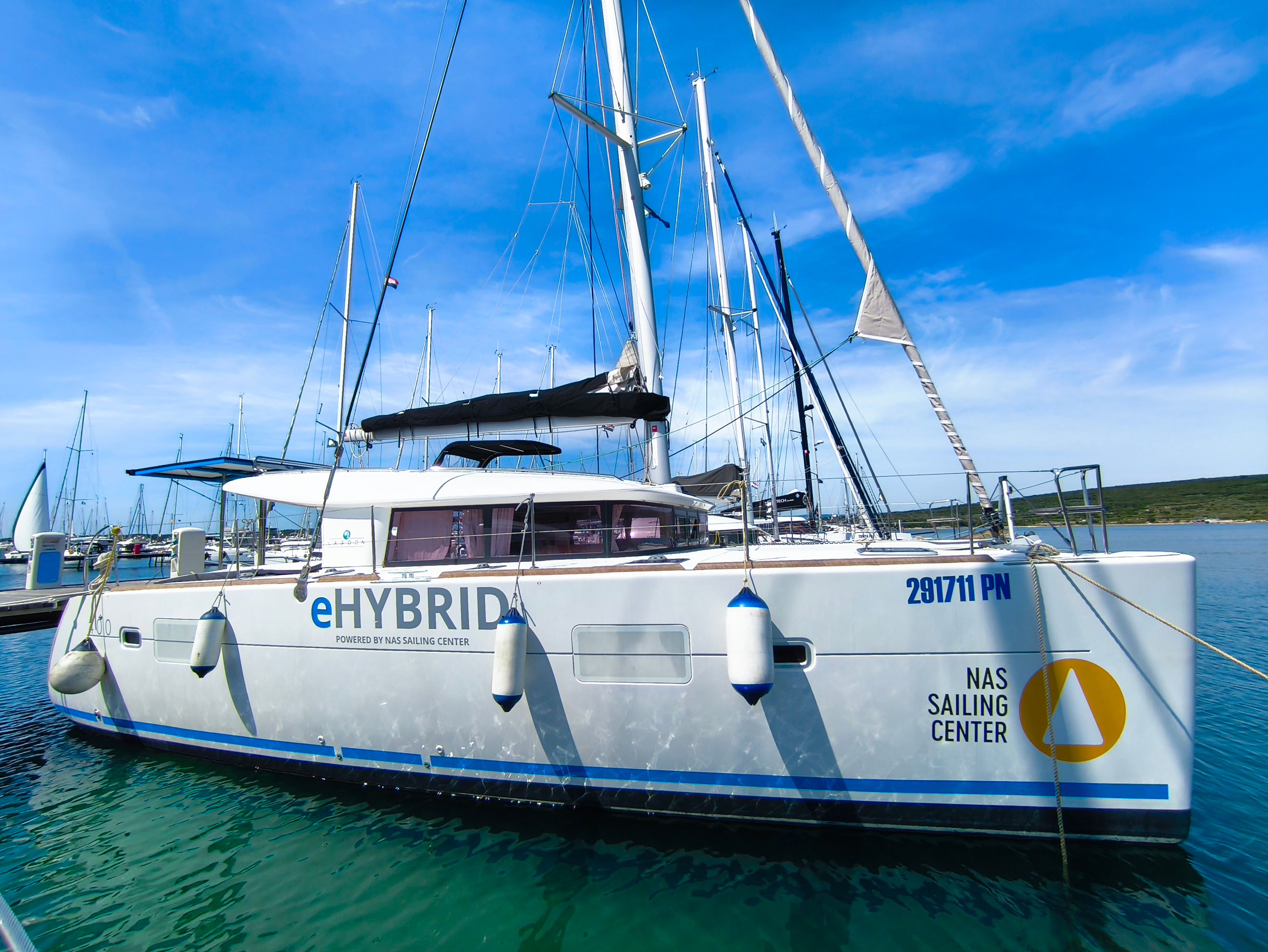 Lagoon 400 S2 | Hybrid - Independent 1