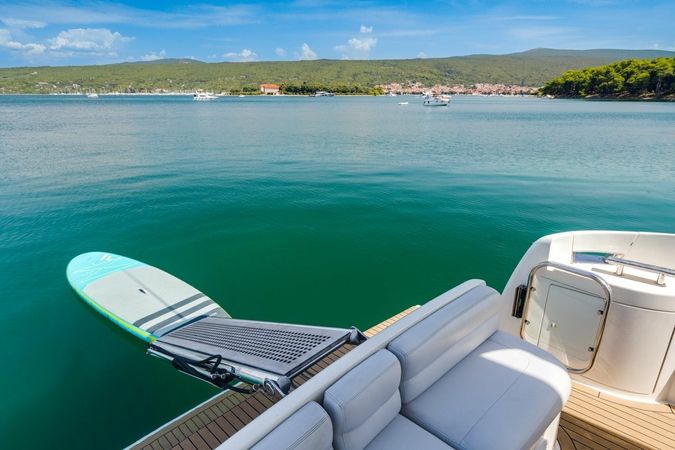 Azimut 42 | Eisbar