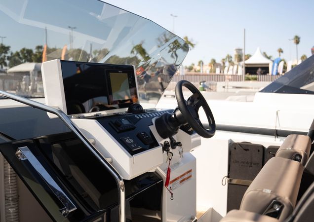 De Antonio D32 | Sway