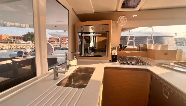 Fountaine Pajot Astrea 42 | Bollinger
