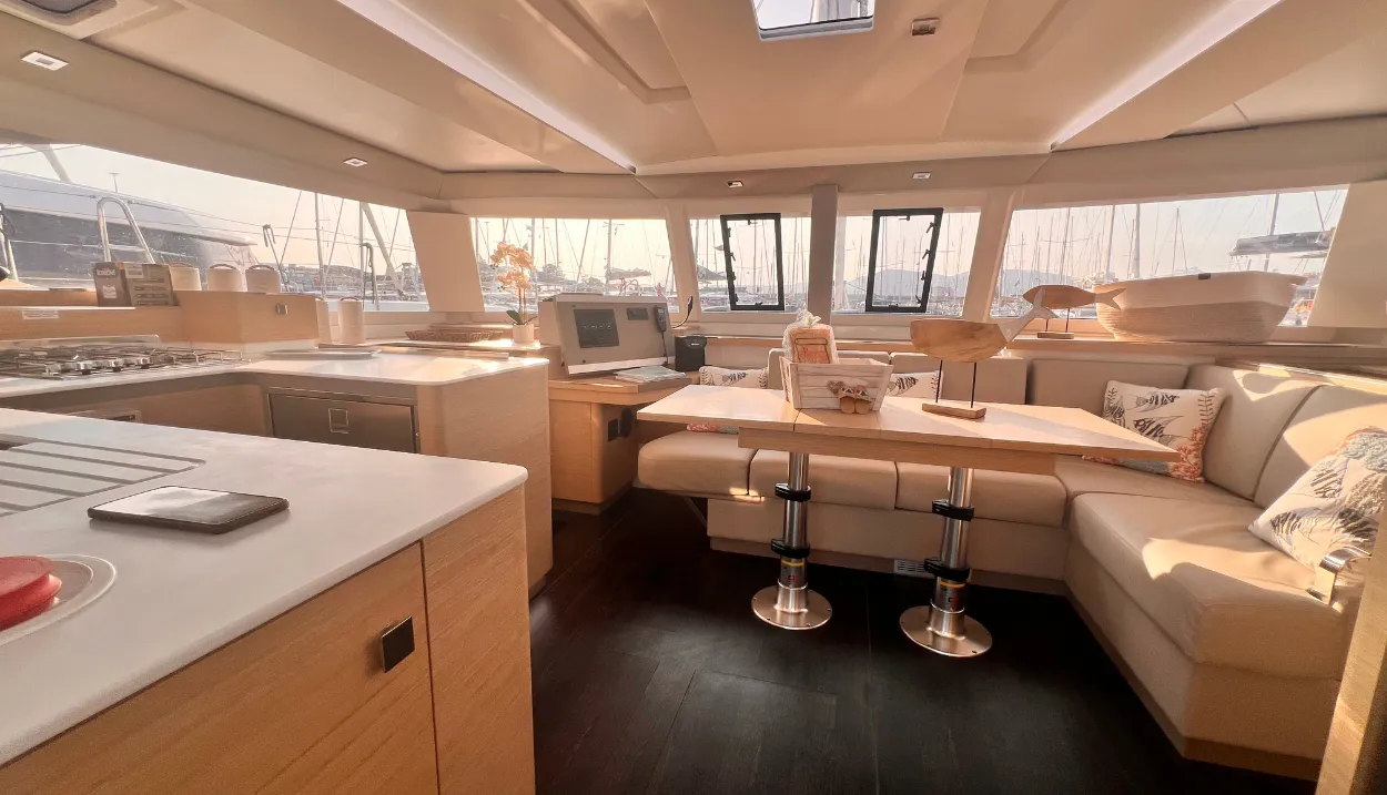 Fountaine Pajot Astrea 42 | Bollinger