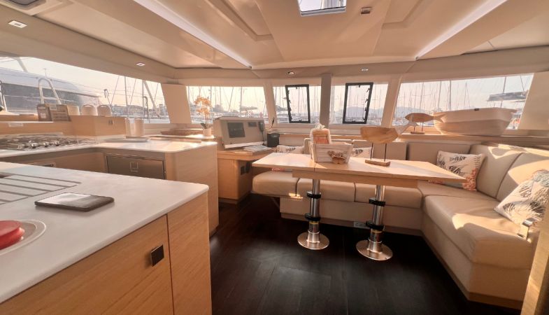 Fountaine Pajot Astrea 42 | Bollinger