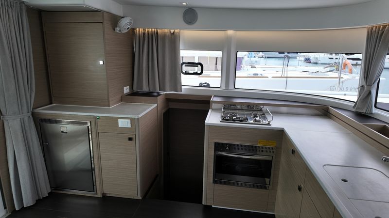 Lagoon 43 | Cloud Dancer 2
