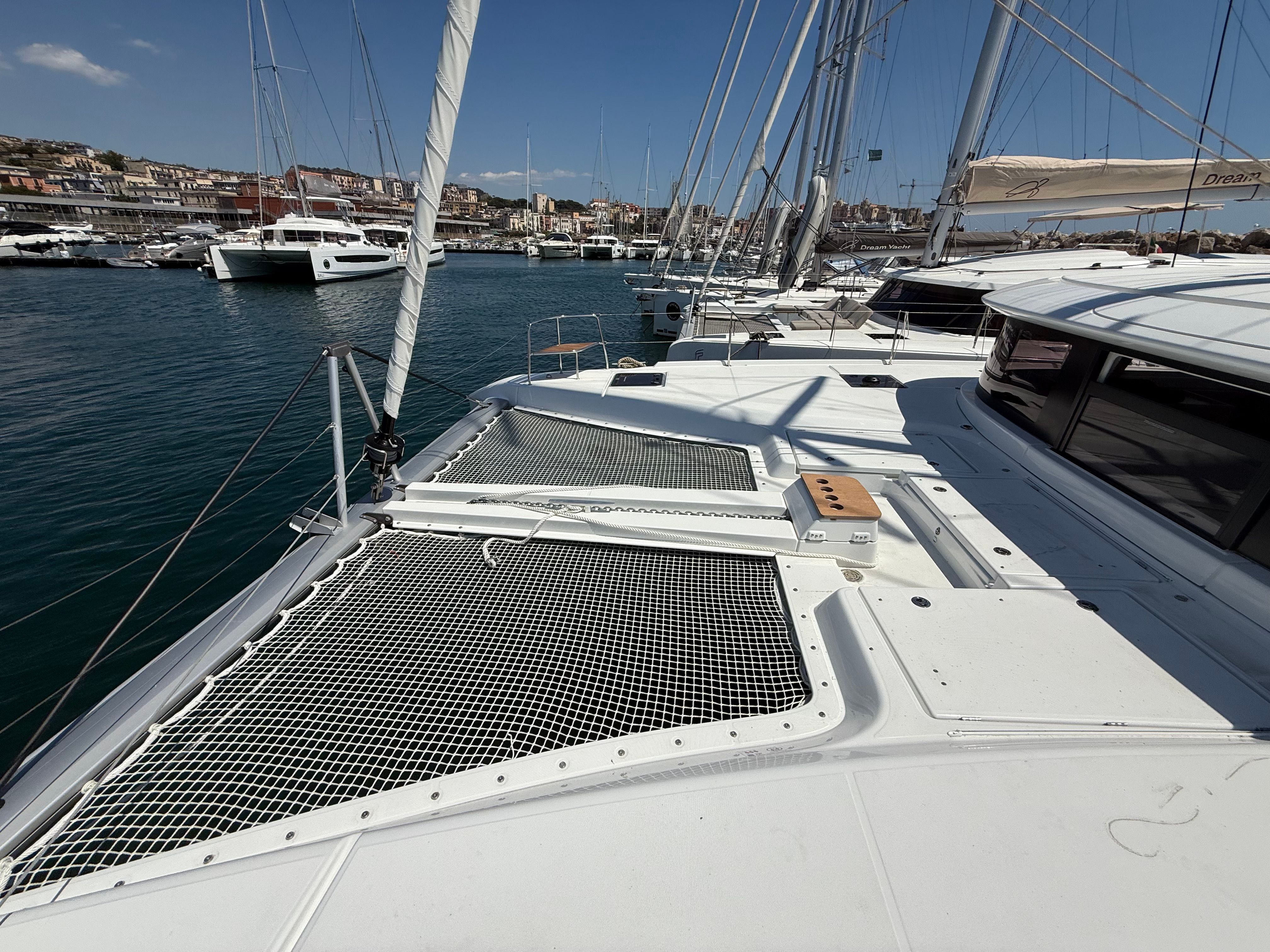 Lagoon 46 | Giant Travelly