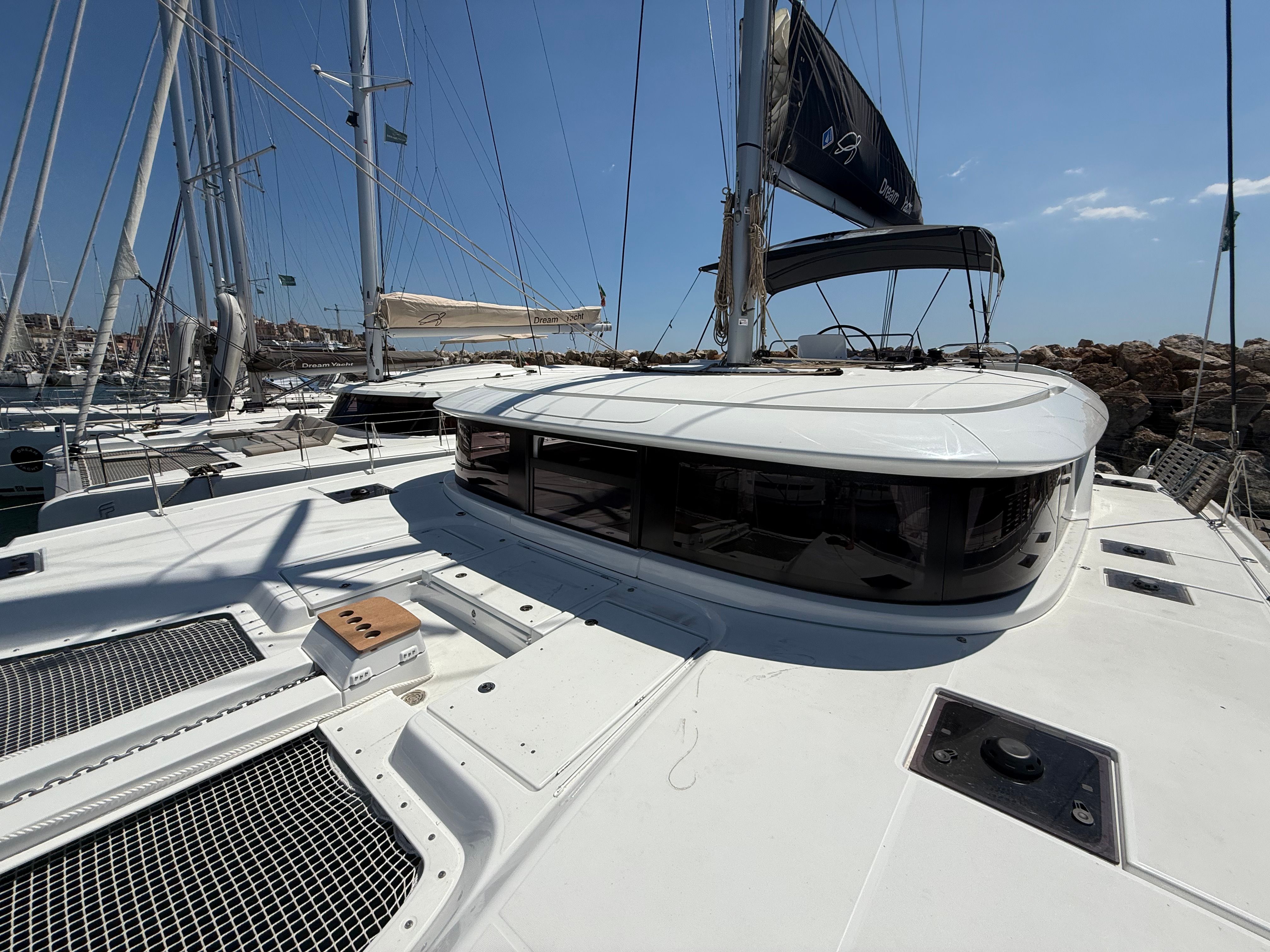 Lagoon 46 | Giant Travelly