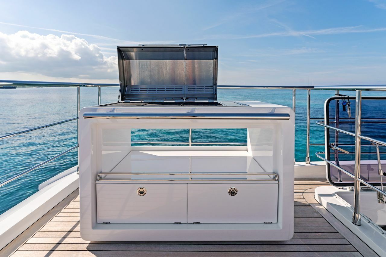 Azimut Grande 27 | Compass