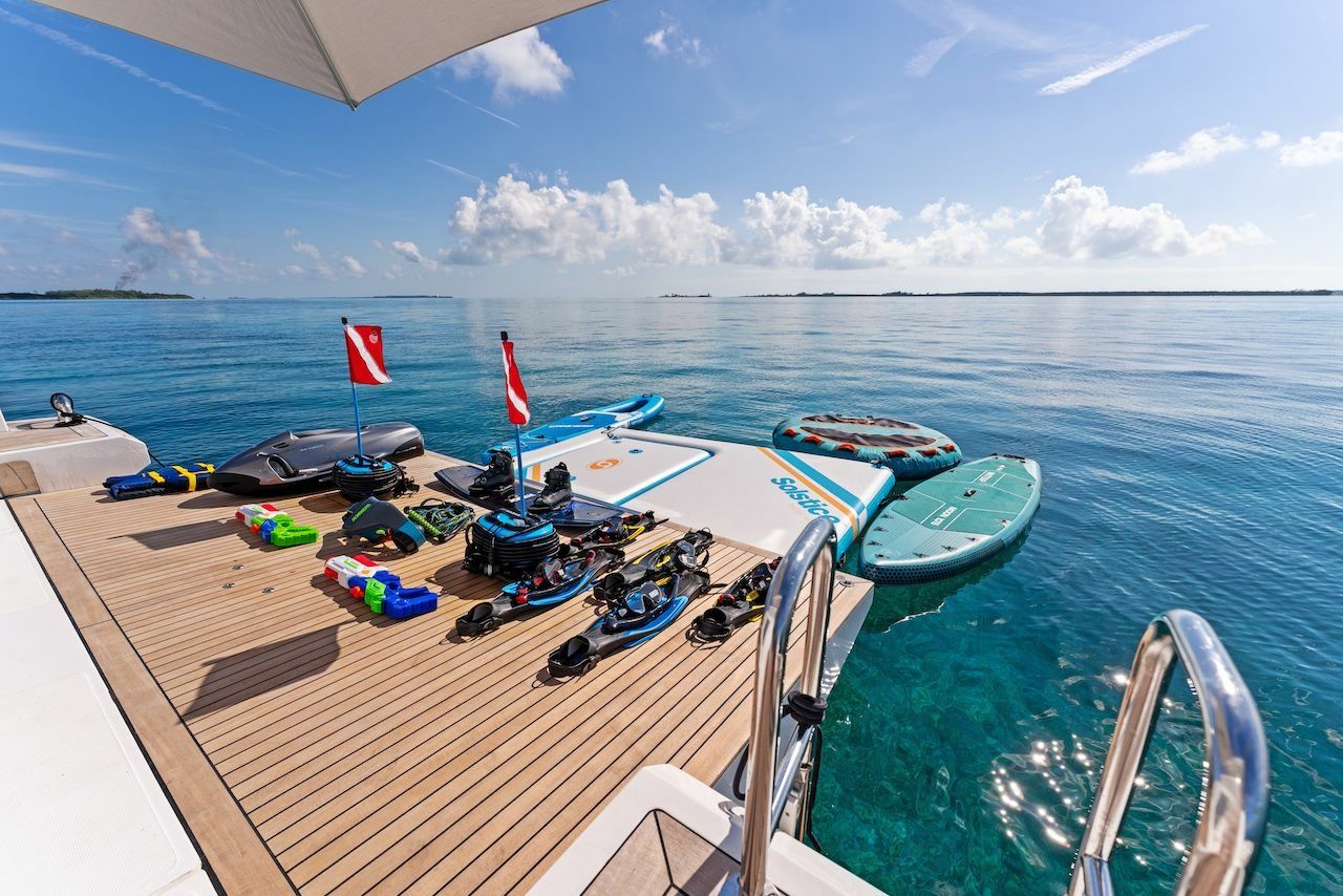 Azimut Grande 27 | Compass