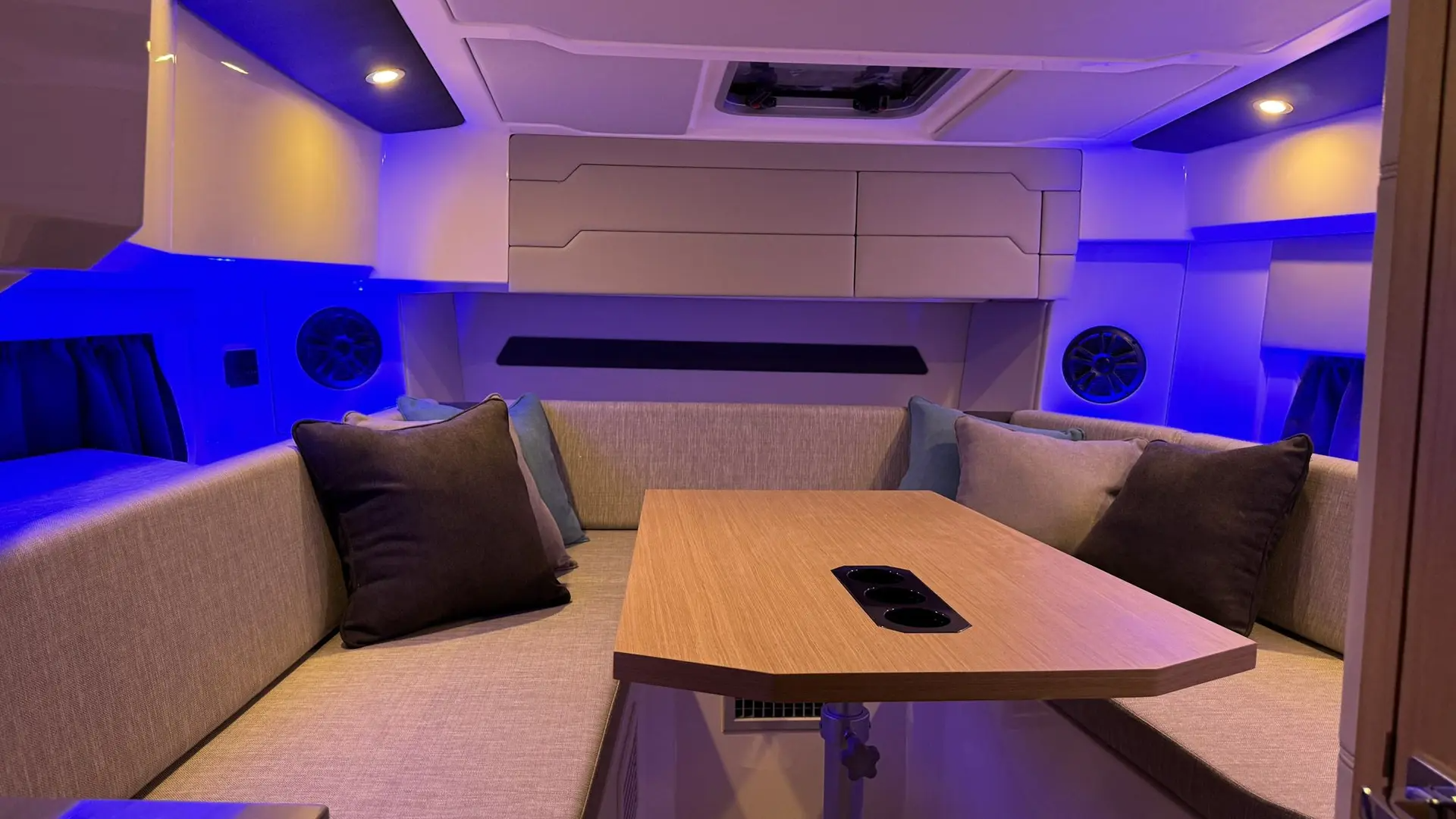 Karnic CS 10 | Blue Lagoon Flyer