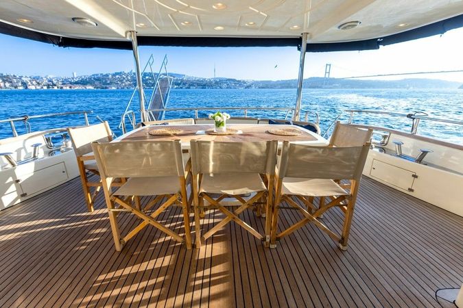 Azimut 85 F | River Mega