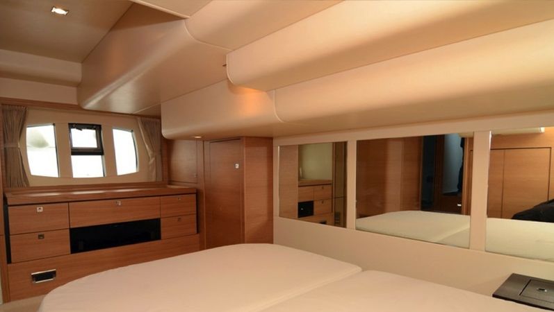 Fairline Phantom 48 | Up & Down