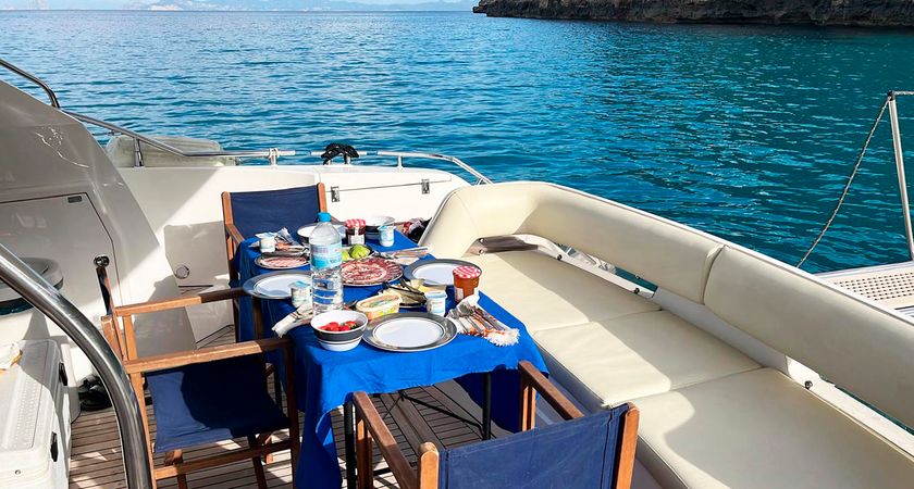 Fairline Phantom 48 | Up & Down
