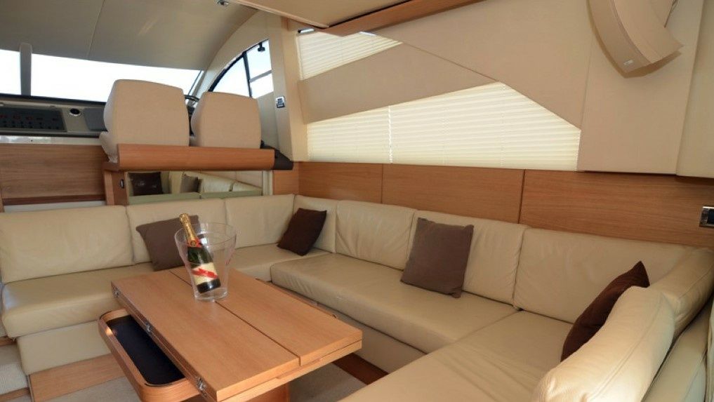 Fairline Phantom 48 | Up & Down