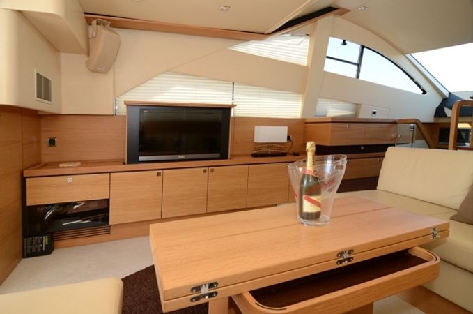 Fairline Phantom 48 | Up & Down