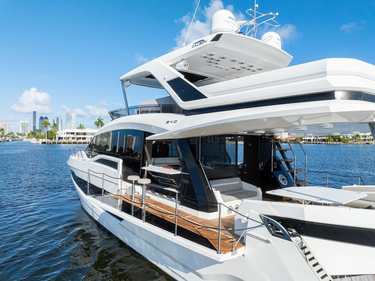 Galeon 680 Fly | Let's Toast