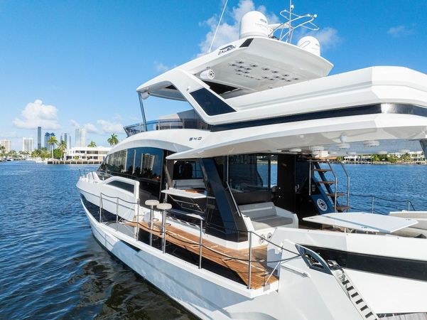 Galeon 680 Fly | Let's Toast