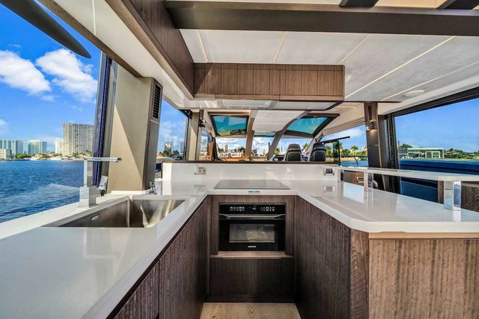 Galeon 680 Fly | Let's Toast