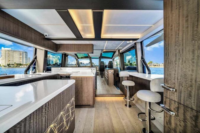 Galeon 680 Fly | Let's Toast