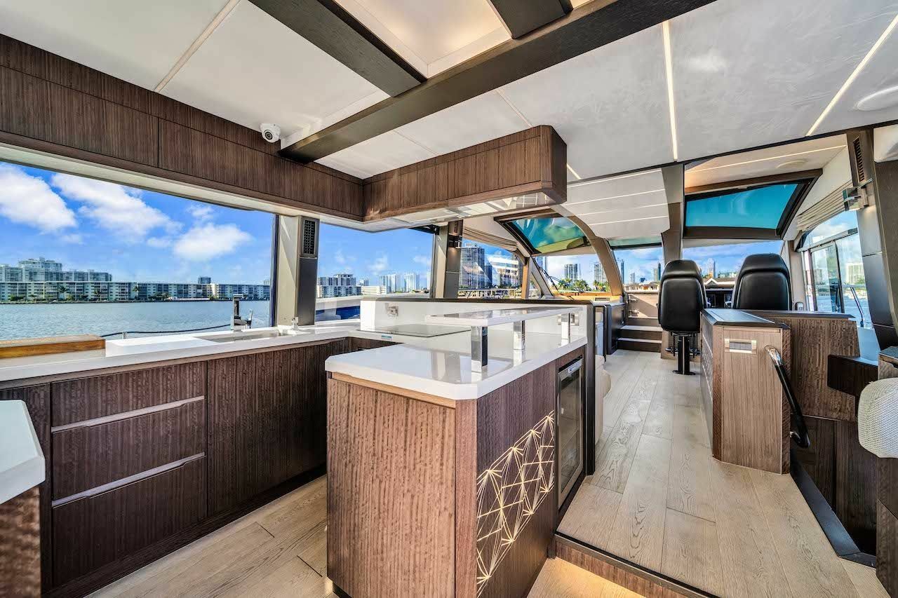 Galeon 680 Fly | Let's Toast