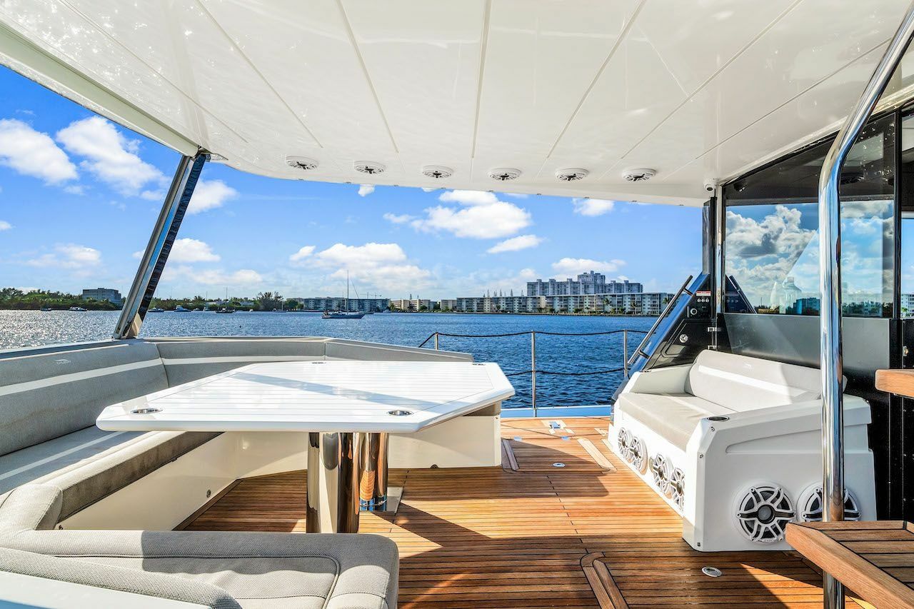 Galeon 680 Fly | Let's Toast