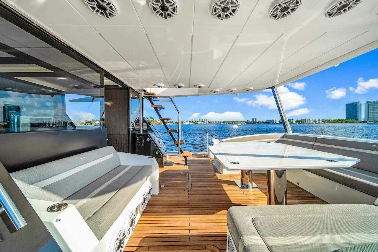 Galeon 680 Fly | Let's Toast