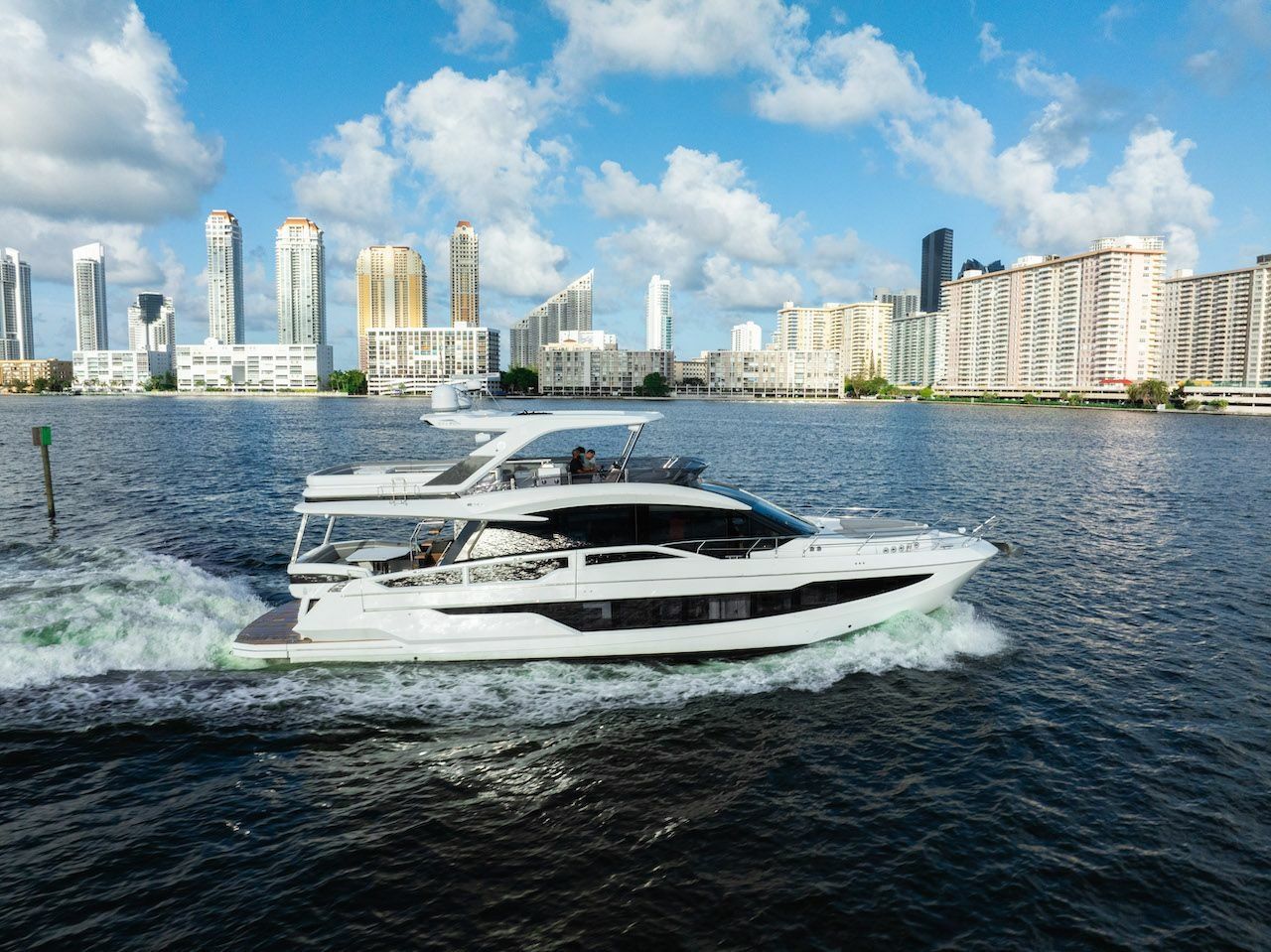 Galeon 680 Fly | Let's Toast