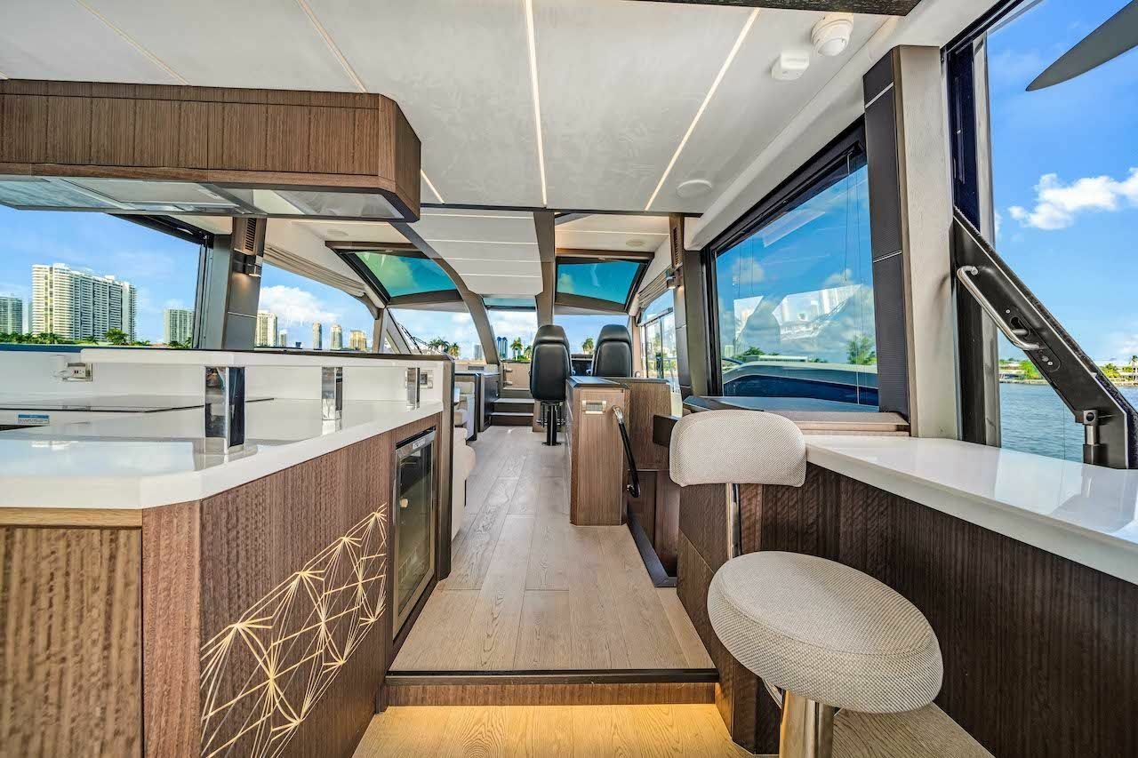 Galeon 680 Fly | Let's Toast