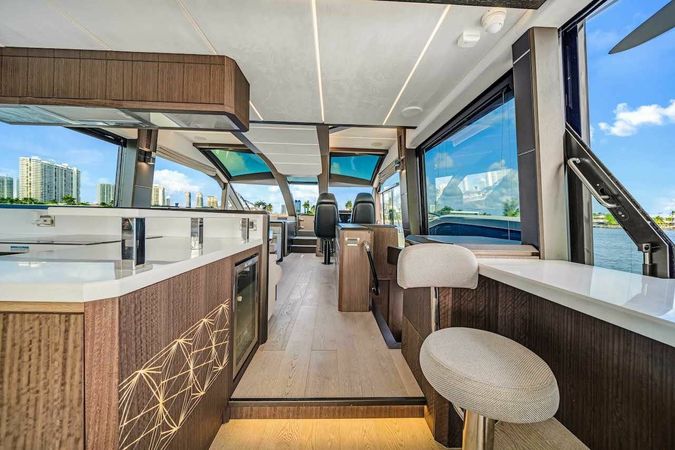 Galeon 680 Fly | Let's Toast