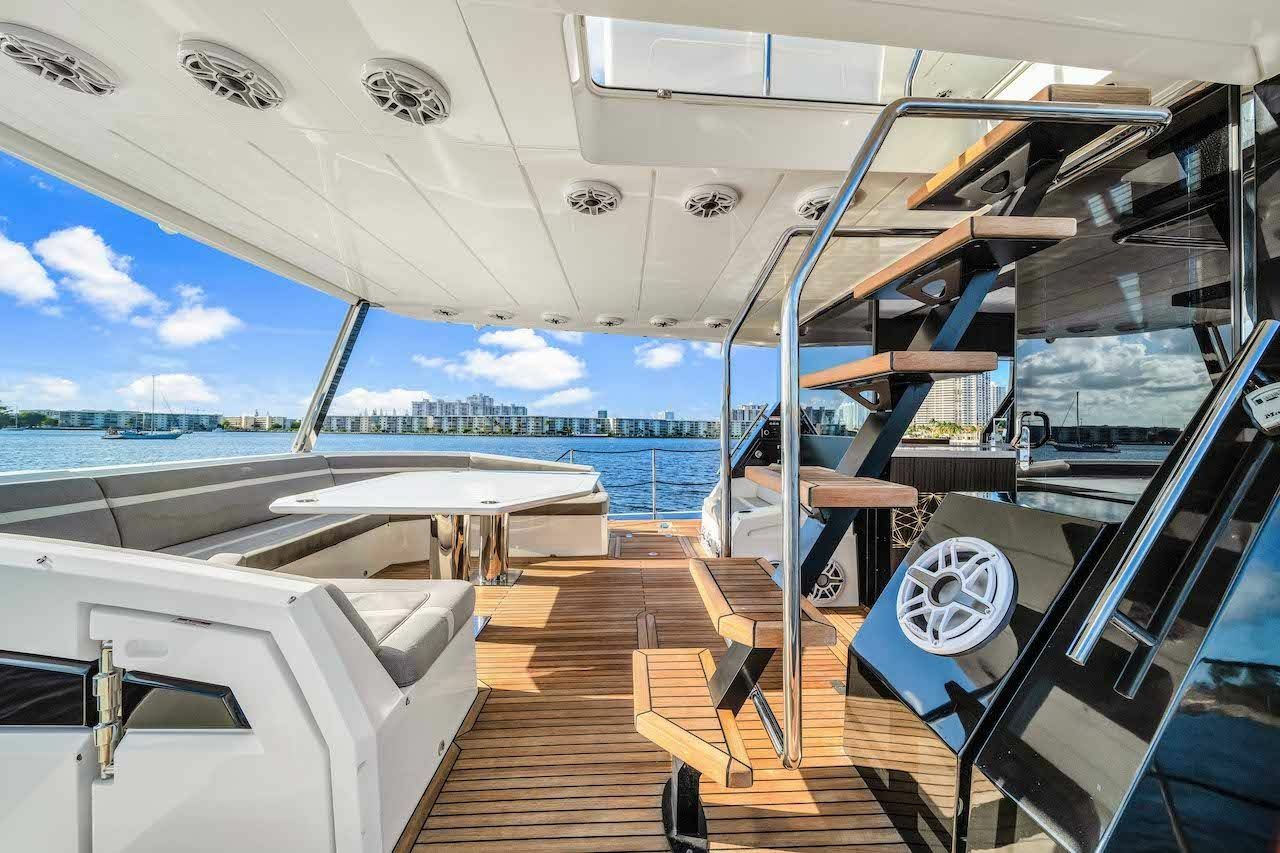 Galeon 680 Fly | Let's Toast