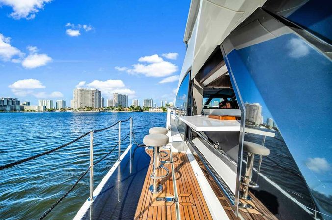 Galeon 680 Fly | Let's Toast