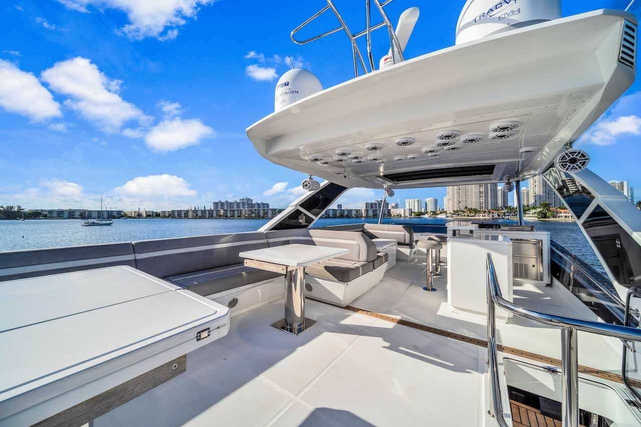 Galeon 680 Fly | Let's Toast