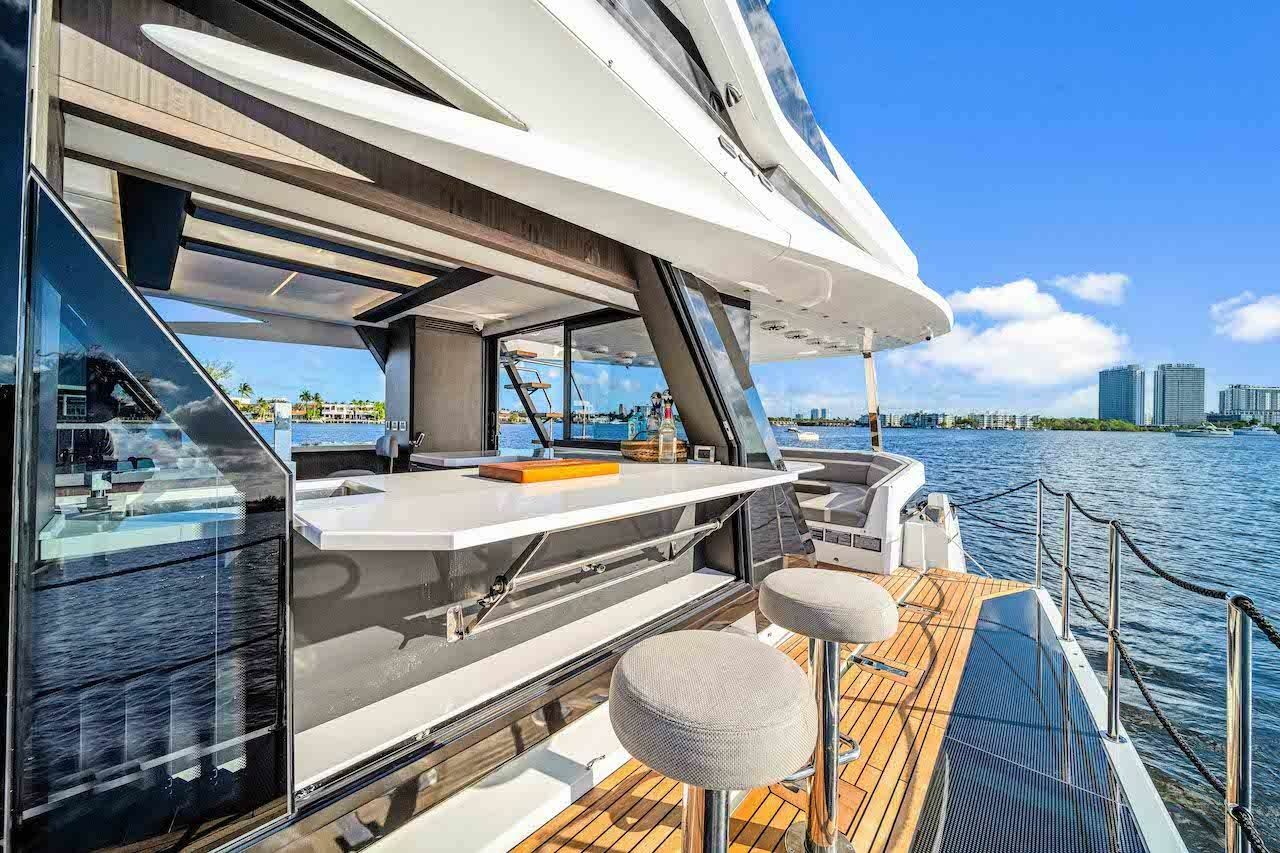 Galeon 680 Fly | Let's Toast