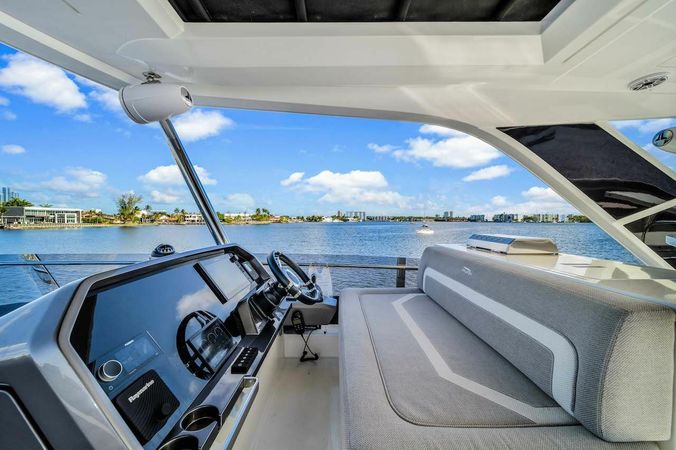 Galeon 680 Fly | Let's Toast