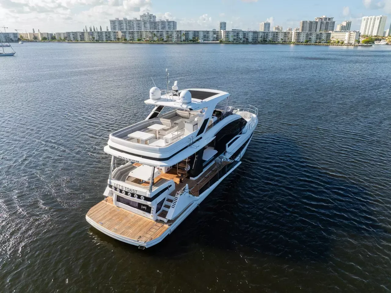 Galeon 680 Fly | Let's Toast