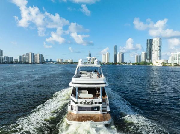 Galeon 680 Fly | Let's Toast