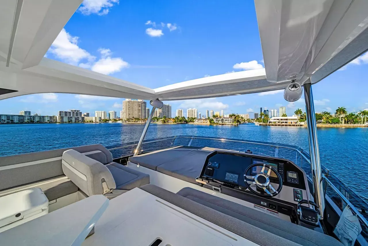 Galeon 680 Fly | Let's Toast