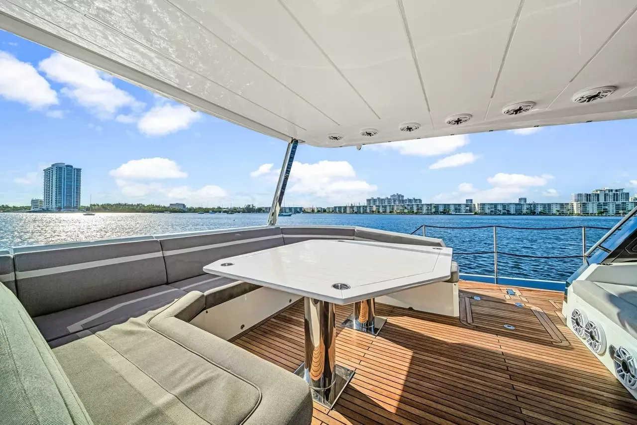 Galeon 680 Fly | Let's Toast