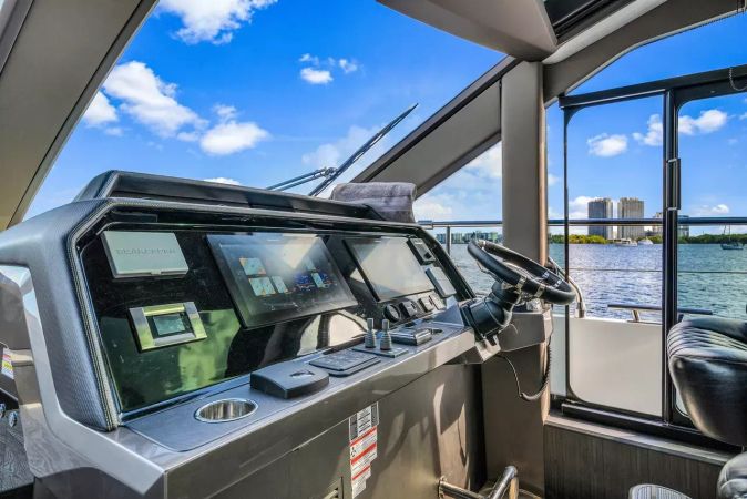 Galeon 680 Fly | Let's Toast