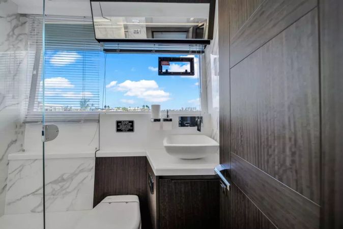 Galeon 680 Fly | Let's Toast