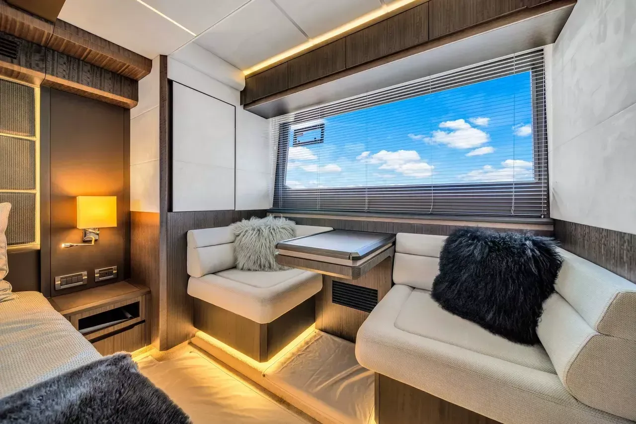 Galeon 680 Fly | Let's Toast