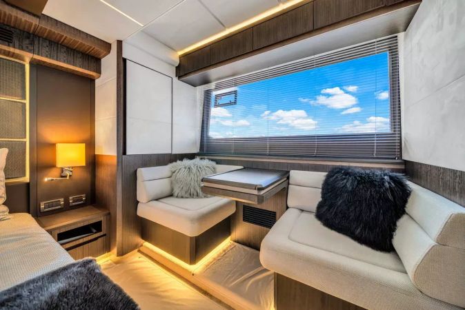 Galeon 680 Fly | Let's Toast
