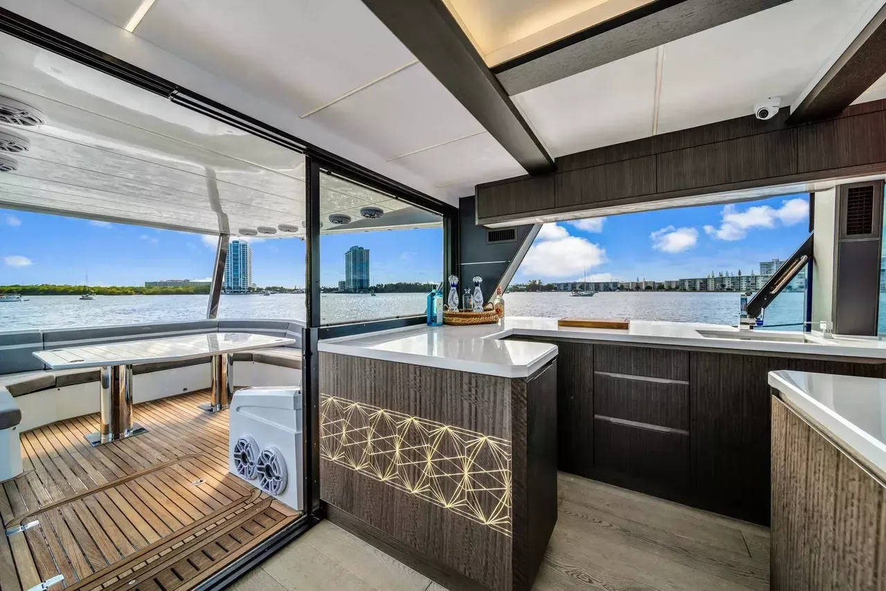 Galeon 680 Fly | Let's Toast