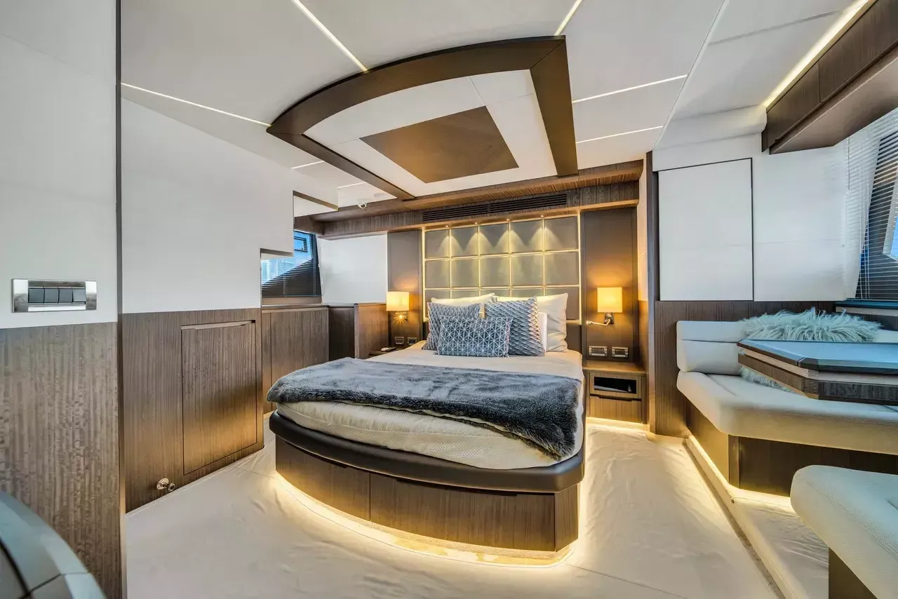 Galeon 680 Fly | Let's Toast