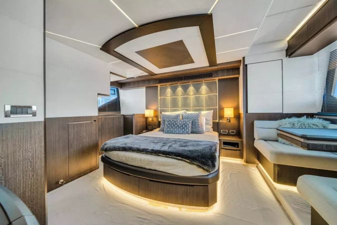 Galeon 680 Fly | Let's Toast