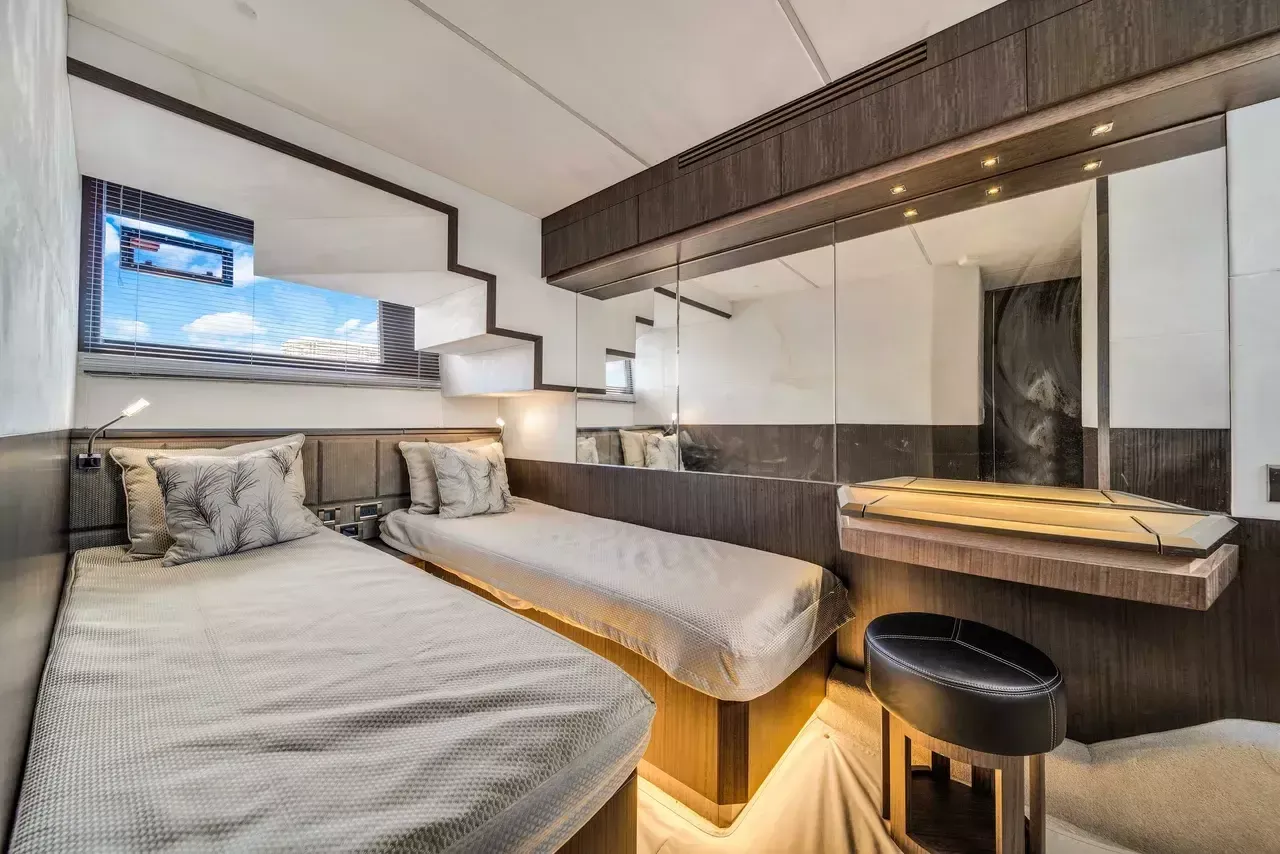 Galeon 680 Fly | Let's Toast