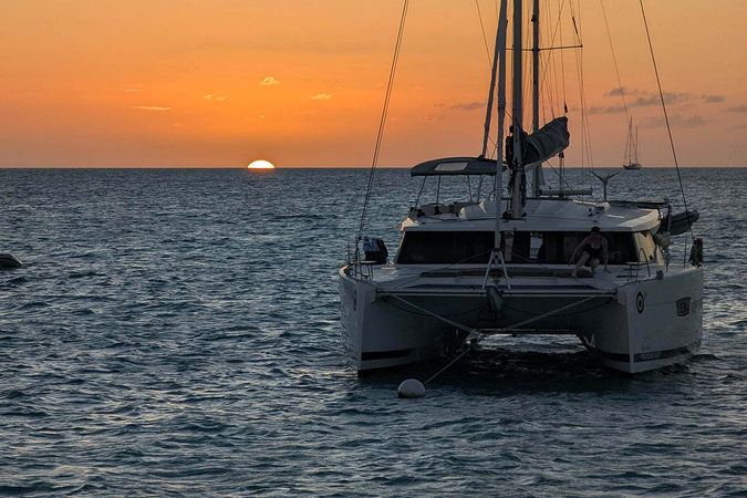 Fountaine Pajot Aura 51 | V Circle