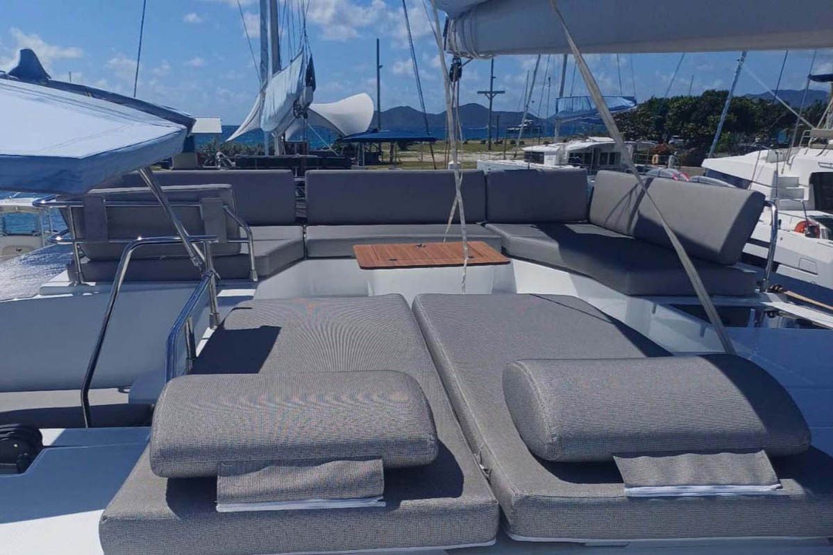 Fountaine Pajot Aura 51 | V Circle