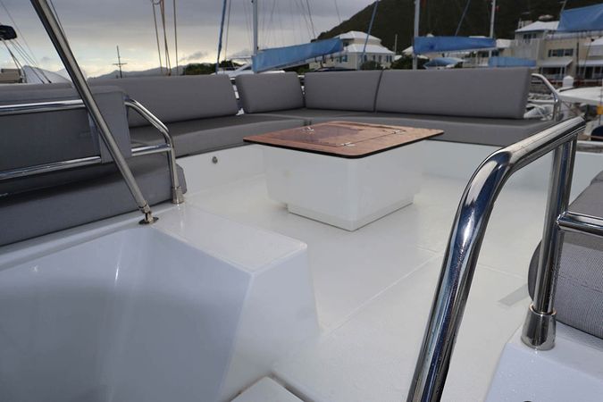 Fountaine Pajot Aura 51 | V Circle