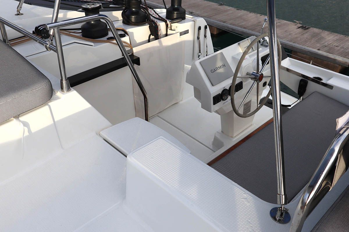 Fountaine Pajot Aura 51 | V Circle